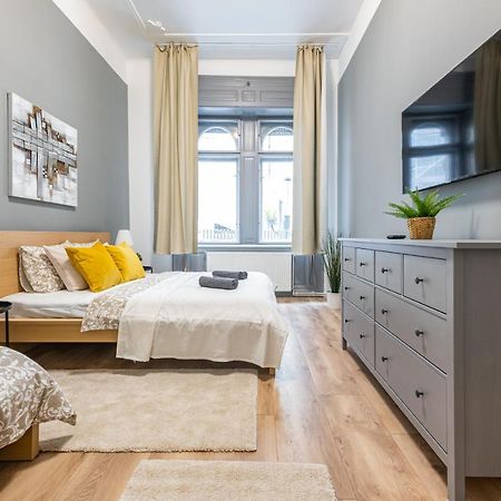 Deluxe Kazincy Apartment In The Heart Of Budapesta Exterior foto