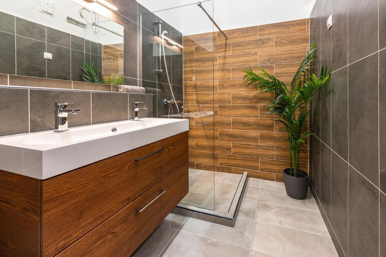 Deluxe Kazincy Apartment In The Heart Of Budapesta Exterior foto